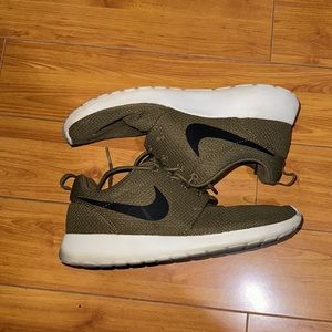 Nike Roshe iguana olive green size 8
